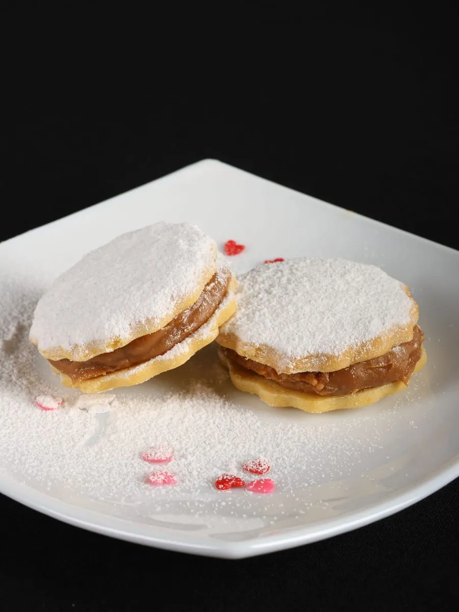 Alfajores rellenos de manjar blanco con azúcar impalpable