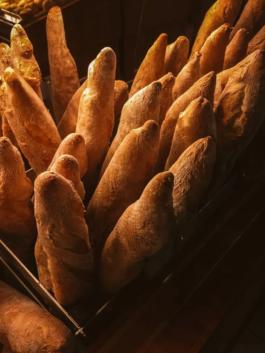 Baguettes doradas apiladas recién salidas del horno