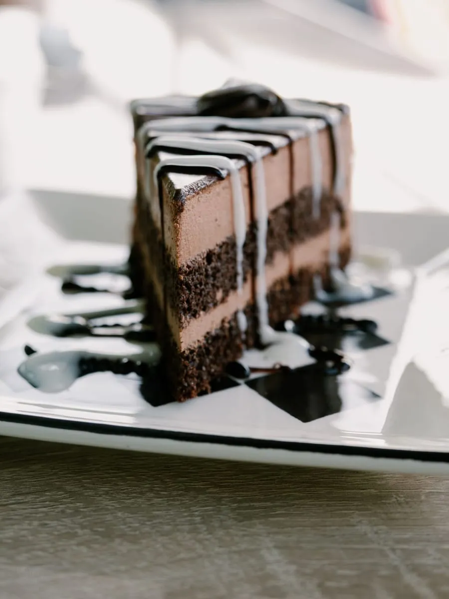 Porción de torta de chocolate de tres capas en un plato